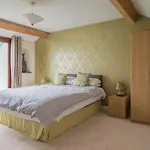 Spacious Barn Conversion 4 Bedroom Hot Tub - Pass The Keys Ferienhaus *