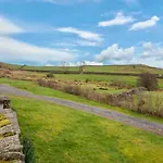 Spacious Barn Conversion 4 Bedroom Hot Tub - Pass The Keys בית נופש *