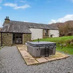 Spacious Barn Conversion 4 Bedroom Hot Tub - Pass The Keys בית נופש *
