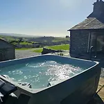 Spacious Barn Conversion 4 Bedroom Hot Tub - Pass The Keys *