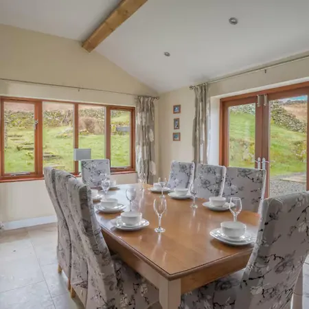 Spacious Barn Conversion 4 Bedroom Hot Tub - Pass The Keys بيت للعطل