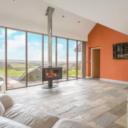 Spacious Barn Conversion 4 Bedroom Hot Tub - Pass The Keys بيت للعطل *
