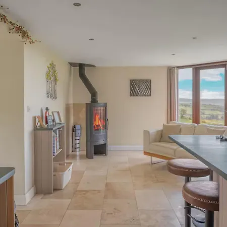 Spacious Barn Conversion 4 Bedroom Hot Tub - Pass The Keys بيت للعطل