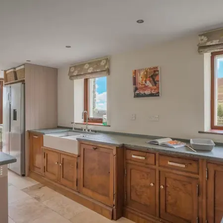 Spacious Barn Conversion 4 Bedroom Hot Tub - Pass The Keys