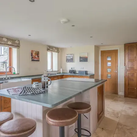 Spacious Barn Conversion 4 Bedroom Hot Tub - Pass The Keys * Seathwaite
