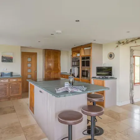 Spacious Barn Conversion 4 Bedroom Hot Tub - Pass The Keys بيت للعطل