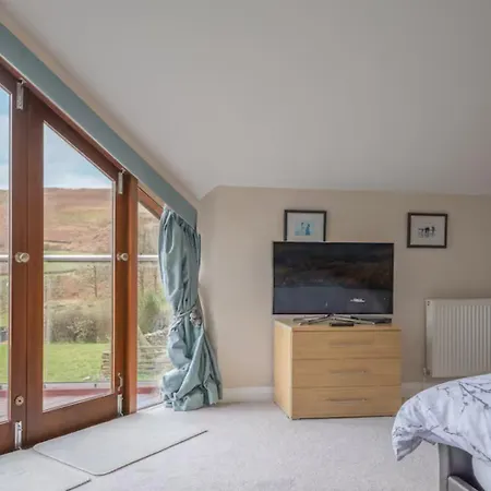 Spacious Barn Conversion 4 Bedroom Hot Tub - Pass The Keys بيت للعطل Seathwaite