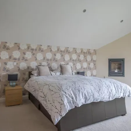 Spacious Barn Conversion 4 Bedroom Hot Tub - Pass The Keys بيت للعطل