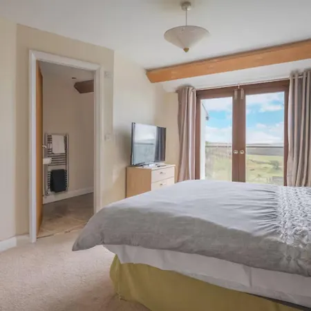 Spacious Barn Conversion 4 Bedroom Hot Tub - Pass The Keys Holiday home *