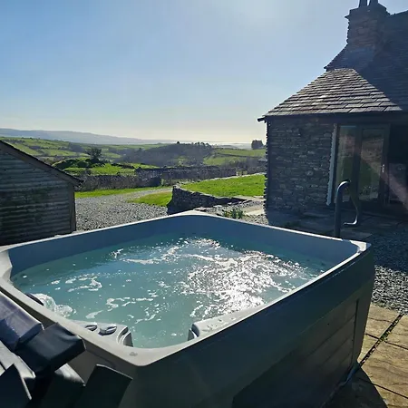 Spacious Barn Conversion 4 Bedroom Hot Tub - Pass The Keys بيت للعطل Seathwaite