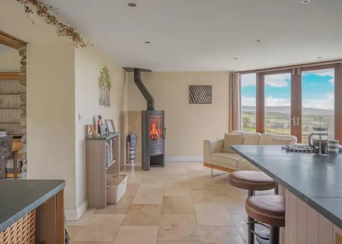 Spacious Barn Conversion 4 Bedroom Hot Tub - Pass The Keys Holiday home