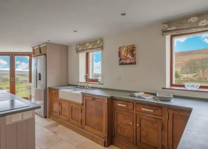 Spacious Barn Conversion 4 Bedroom Hot Tub - Pass The Keys