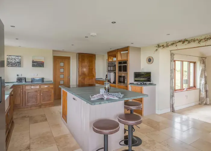 Spacious Barn Conversion 4 Bedroom Hot Tub - Pass The Keys Holiday home