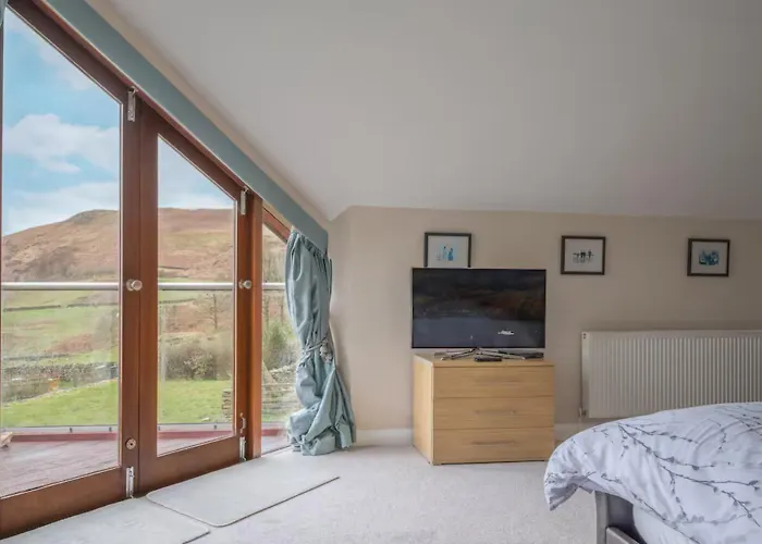 Spacious Barn Conversion 4 Bedroom Hot Tub - Pass The Keys Holiday home Seathwaite
