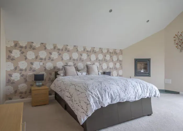 Spacious Barn Conversion 4 Bedroom Hot Tub - Pass The Keys Holiday home