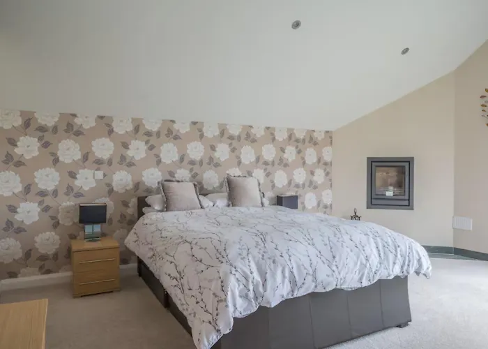 Spacious Barn Conversion 4 Bedroom Hot Tub - Pass The Keys Holiday home *