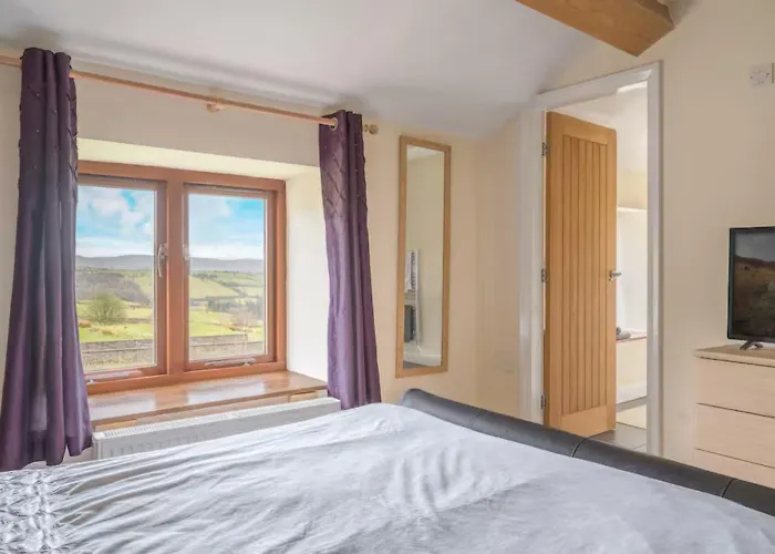 Spacious Barn Conversion 4 Bedroom Hot Tub - Pass The Keys Holiday home Seathwaite